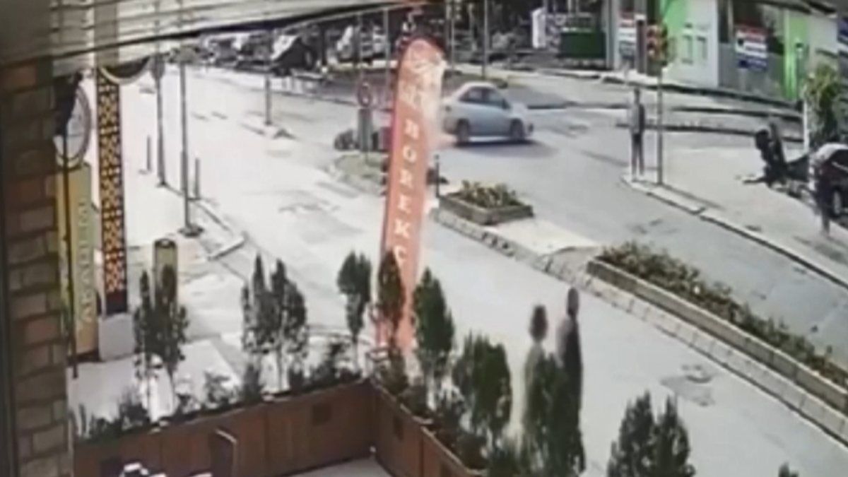 Maltepe’de kırmızı ışıkta dönüş yapan sürücü, motosikletliye çarptı