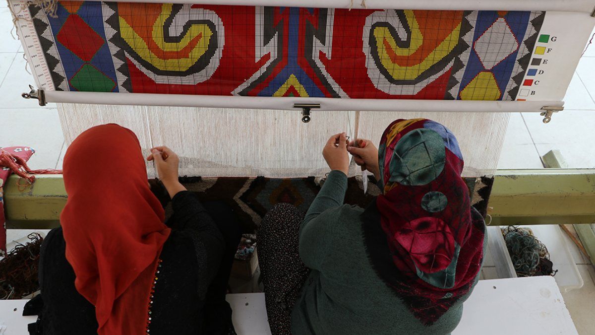 Gaziantepli kadınların dokuduğu halılar Japonya'ya ihraç ediliyor