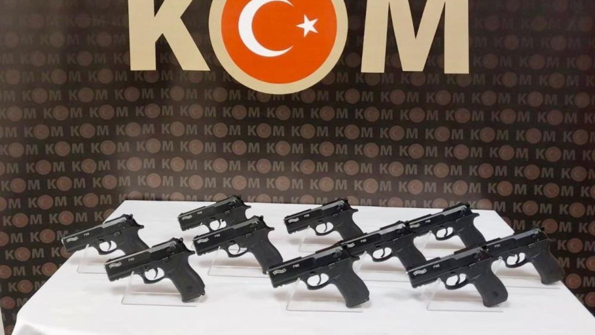 İzmir’de baskın yapılan evde çok sayıda tabanca ele geçirildi