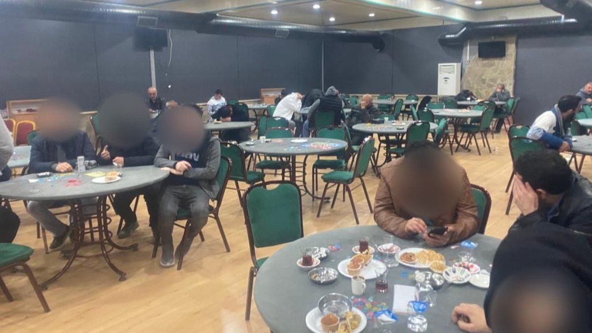 İzmir'de 3 kez mühürlenen kıraathaneye baskın