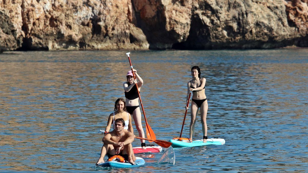 Antalya'da turistler güneşin tadını çıkarttı