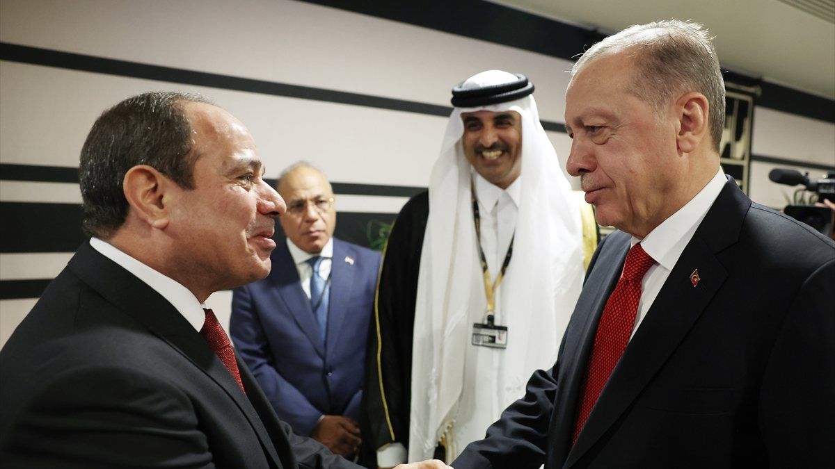 Cumhurbaşkanı Erdoğan ile mevkidaşı Sisi'den samimi kareler
