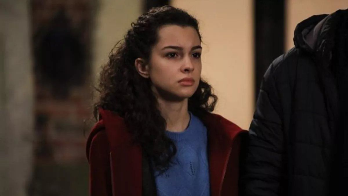 Kardeşlerim'in masum Asiye'si yırtmaçlı mini eteğiyle pozlar verdi! 'Süt tenine çok yakışmış'
