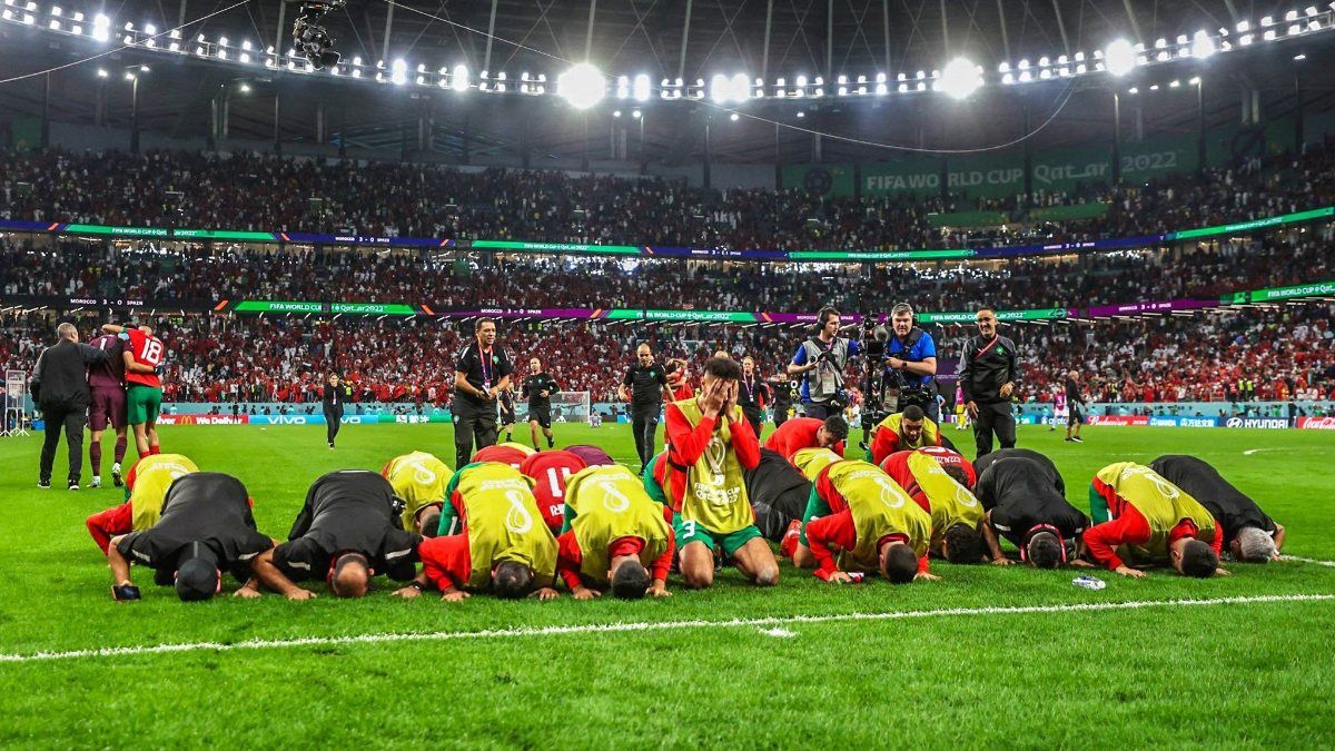 Tur atlayan Faslı futbolcuların galibiyet secdesi