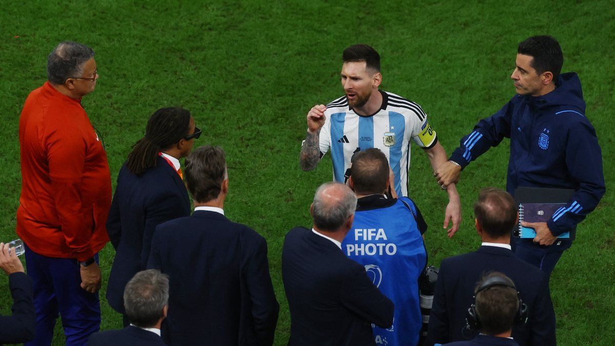 Lionel Messi ile Hollanda'nın hocası Van Gaal arasında gerginlik