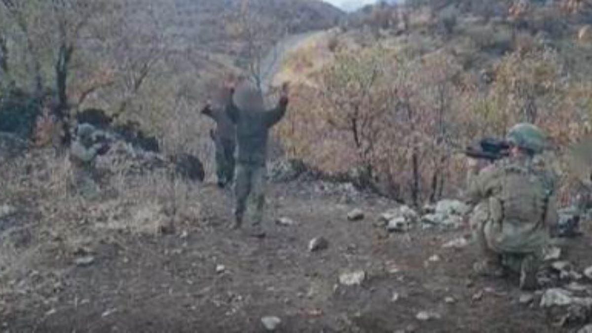 Pençe Kilit bölgesinde 4 teröristin teslim olduğu anlar