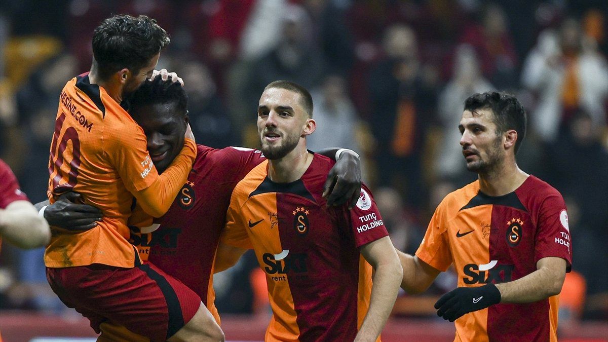 Galatasaray - İstanbulspor maçının ilk 11'leri