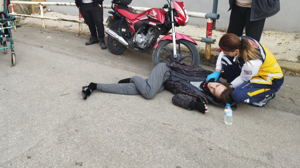 Bursa'da araçla çarpışan motosikletlinin bacağı kırıldı
