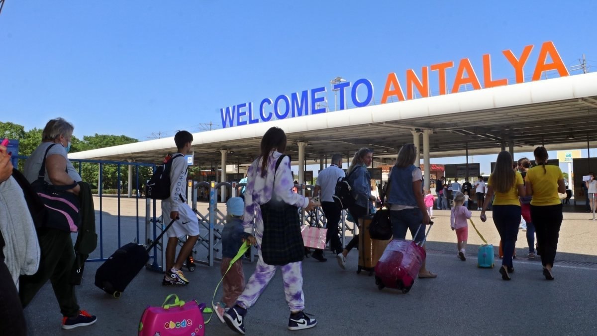 Antalya'ya yılın ilk gününde 64 uçakla 9 bin 27 turist geldi