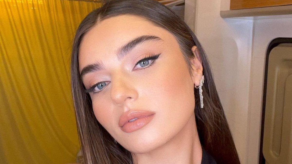 Ayça Ayşin Turan derin dekoltesiyle güzelliğine güzellik kattı! 'Murat Abi mest olmuştur'
