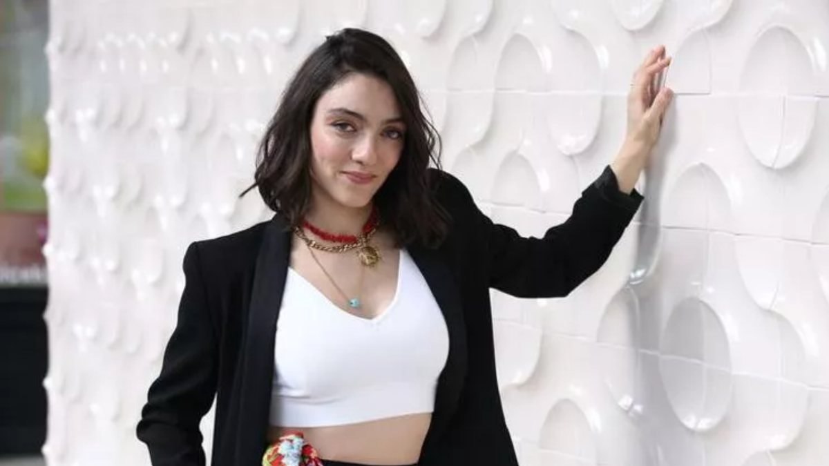 Merve Dizdar tesettüre girdi, sosyal medya coştu!