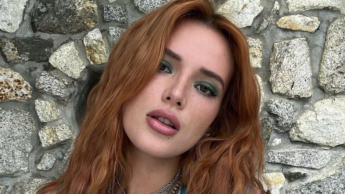 Bella Thorne kayalıklarda öyle pozlar verdi ki...