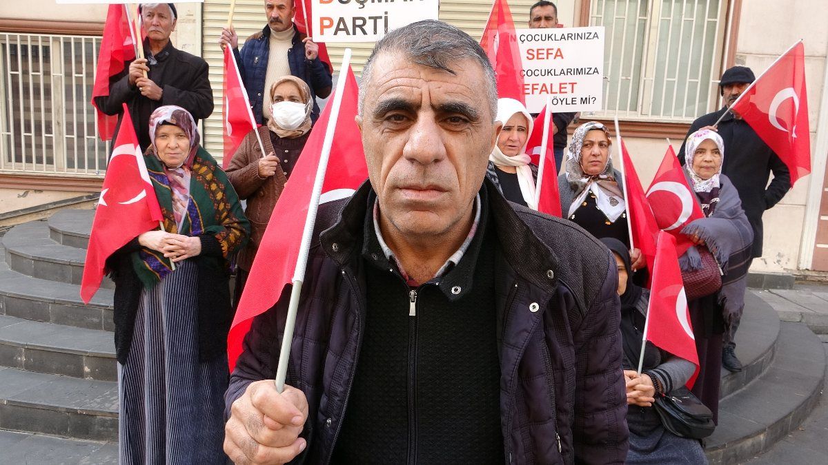Evlat nöbetindeki baba: Çocuklarımızı alana kadar ayrılmayacağız