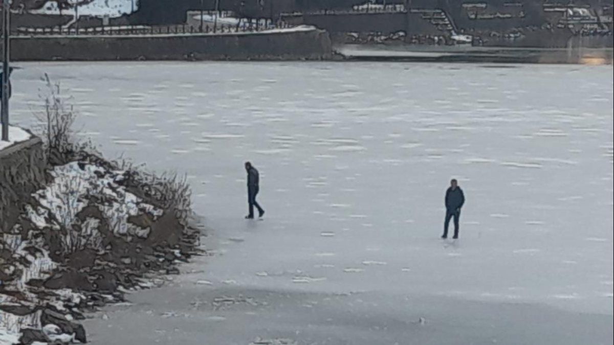 Uzungöl'ün yüzeyinin bir bölümü buz tuttu