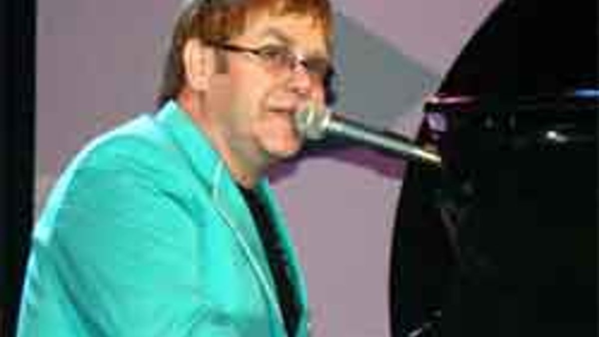 Elton John doğum gününü hayranlarıyla kutladı