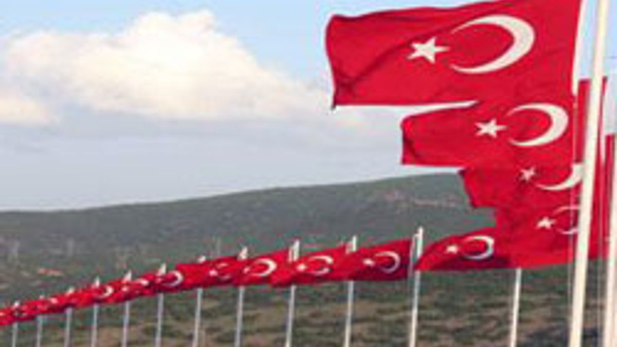 Karşılama törenlerinde TÜRK BAYRAĞI olmalıydı