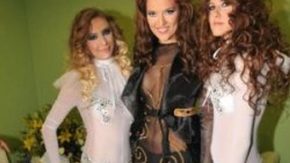Demet Akalın'ı seksi kıyafet bile kurtaramadı