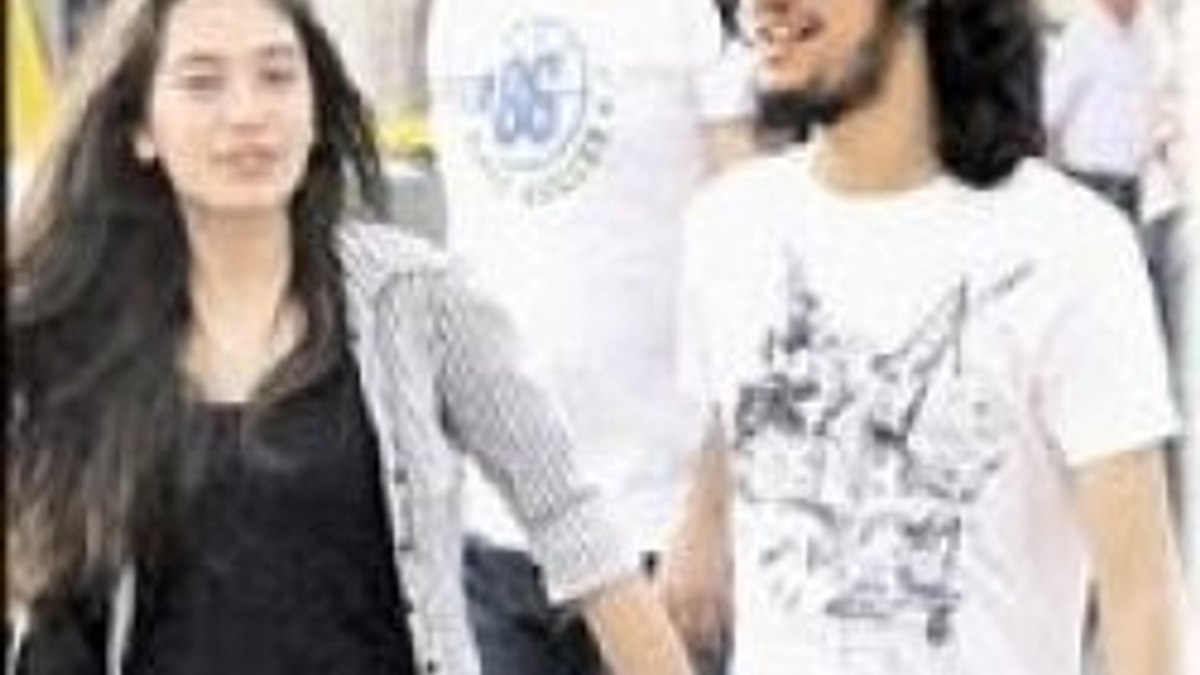 Yaprak Dökümü'nün Deniz'i sevgilisiyle