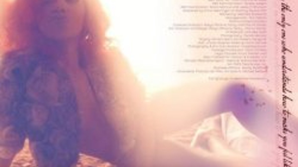 Rihanna albüm kapağında soyundu - Foto