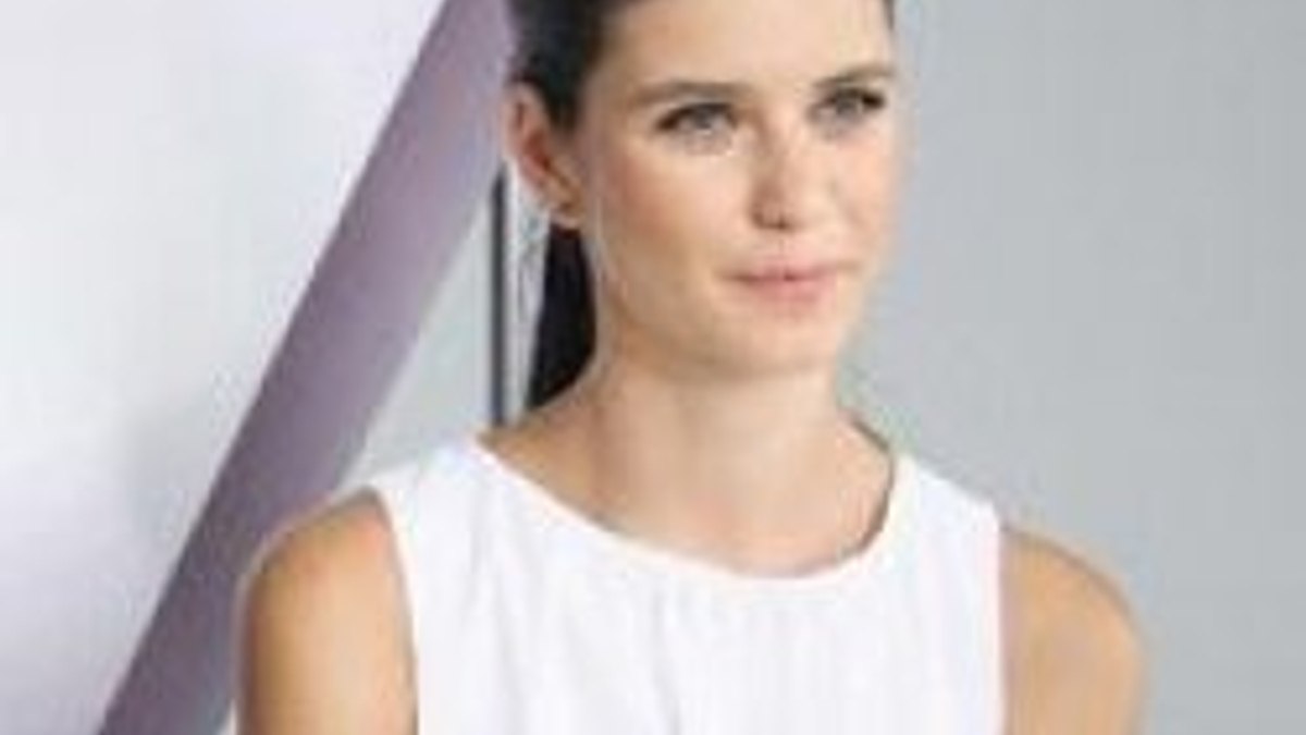 Beren Saat: Futbolcularla işim olmaz