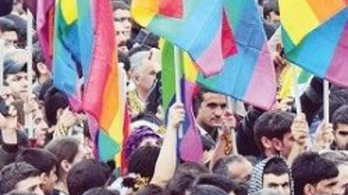 Eşcinsel Kürtler Nevruz'da bayrak açtı