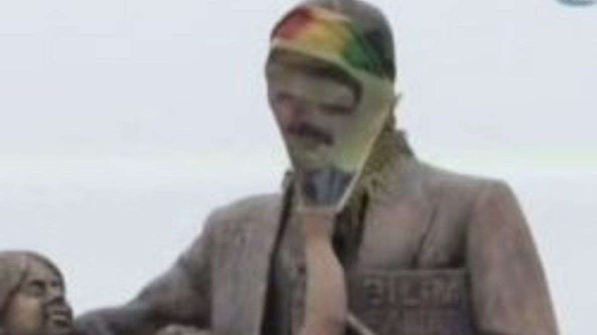 Atatürk büstüne Öcalan posteri bağladılar - Video