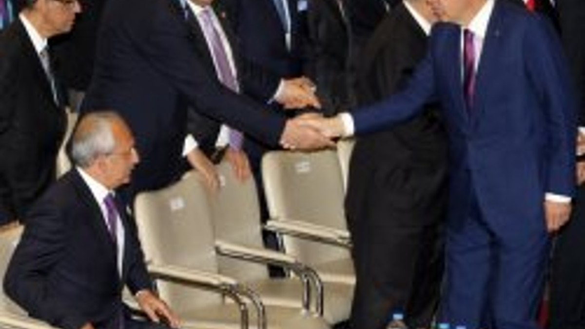 Başbakan ve Kılıçdaroğlu bakmadan tokalaştılar