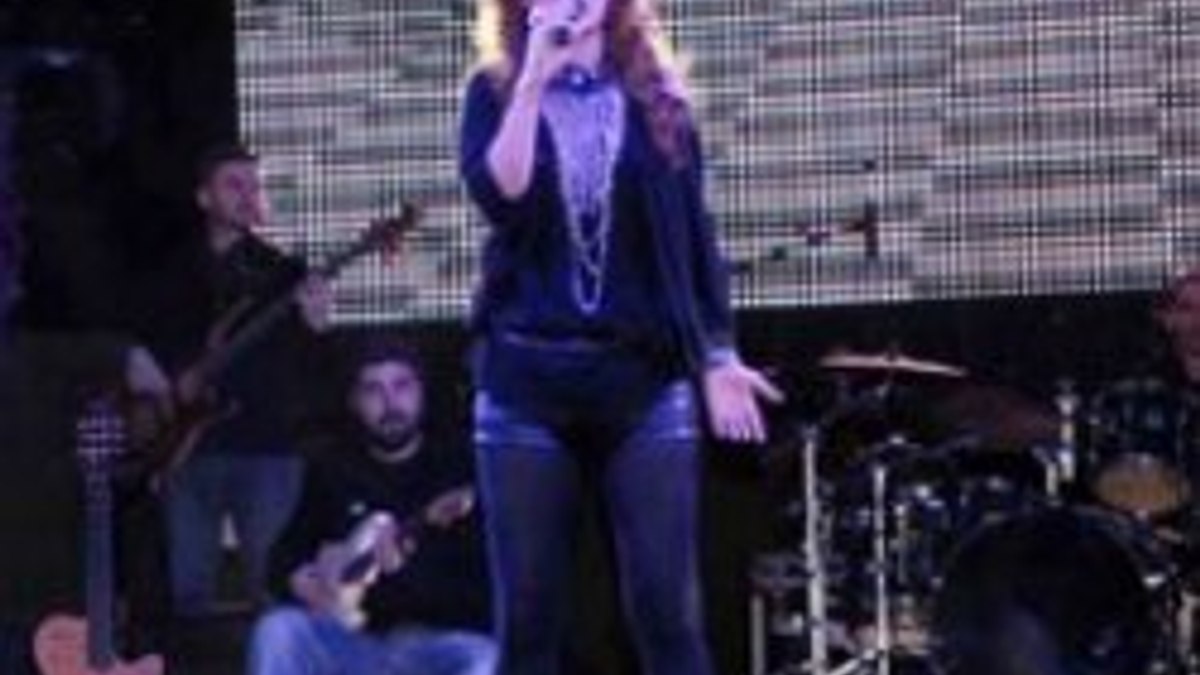 Demet Akalın 10 bin kişiyi coşturdu