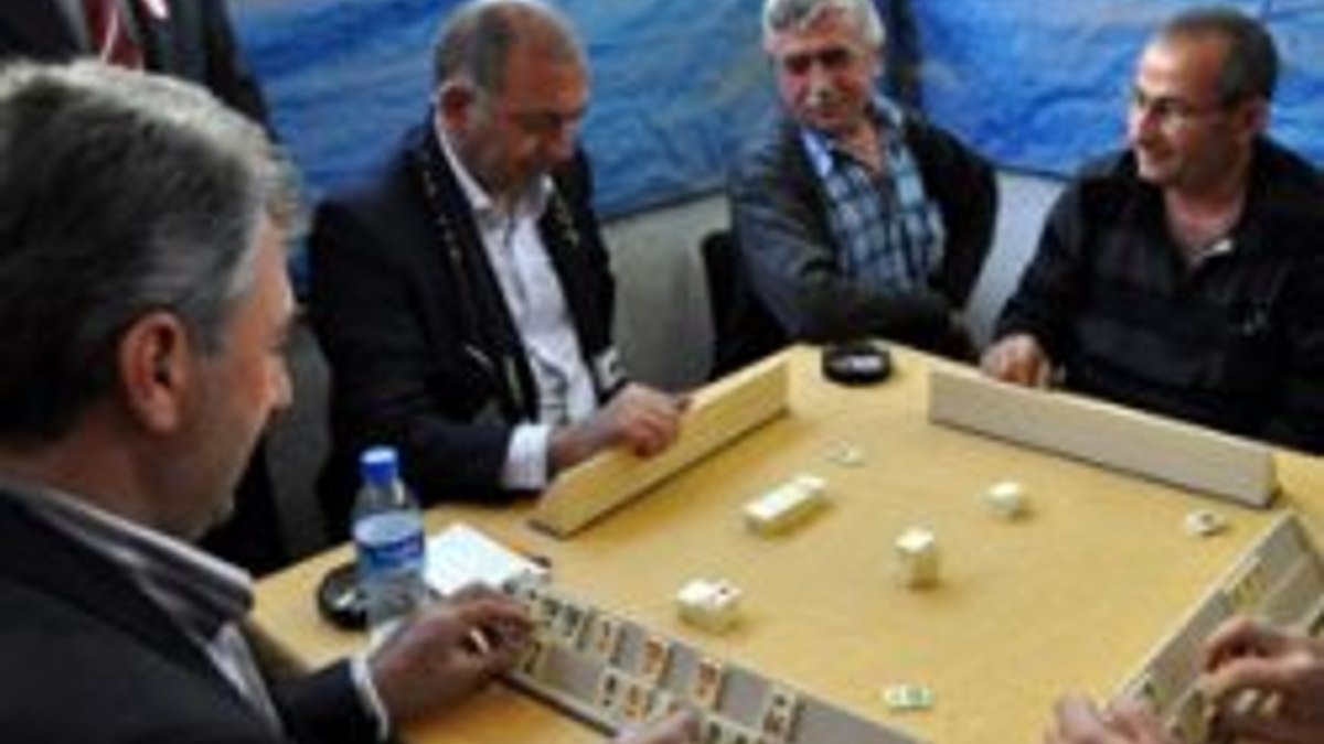Gürsel Tekin okey masasında