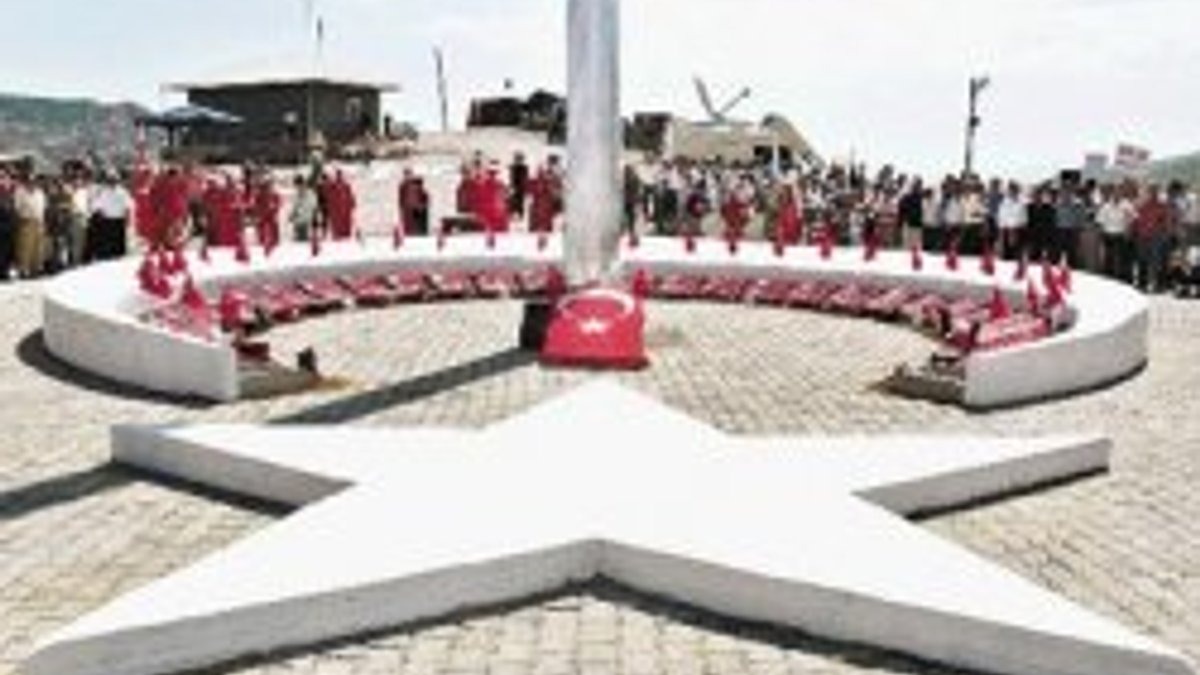 Bingöl'de hunharca katledilen 33 şehit törenle anıldı