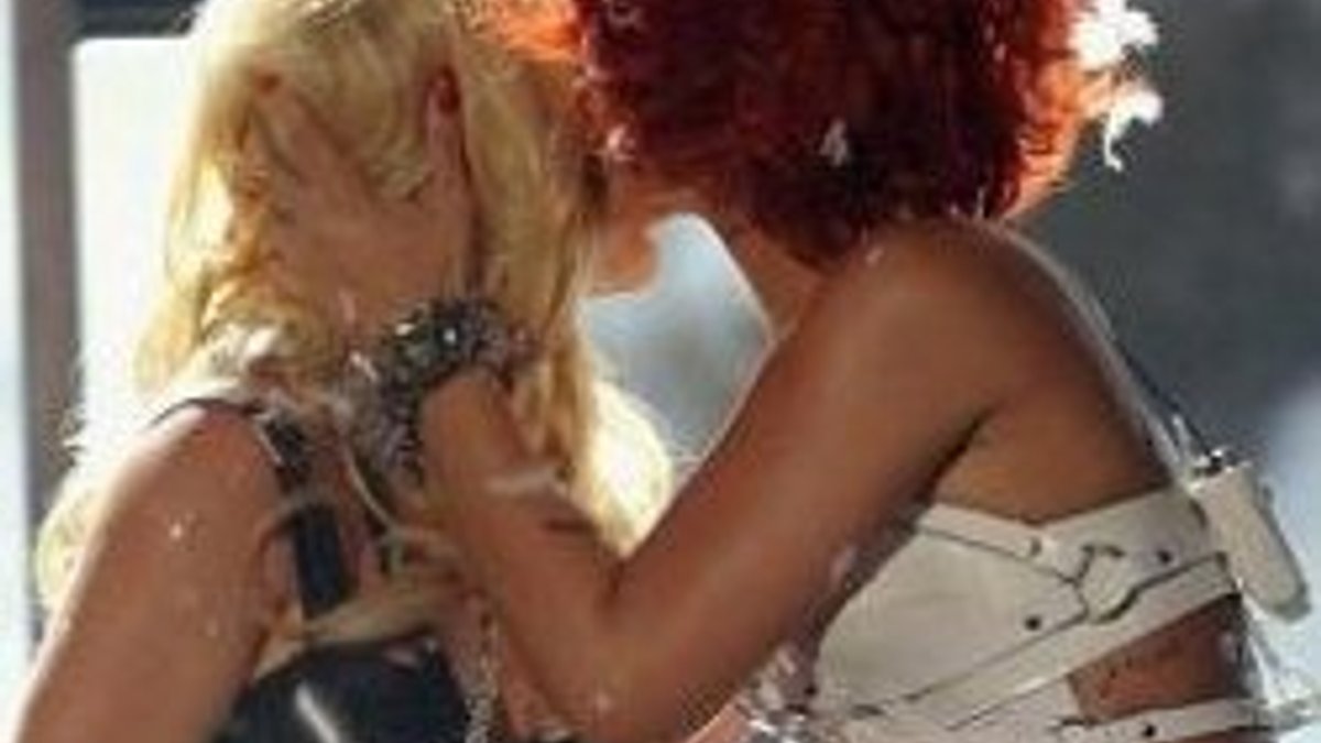 Rihanna ve Britney dudak dudağa - Foto Galeri
