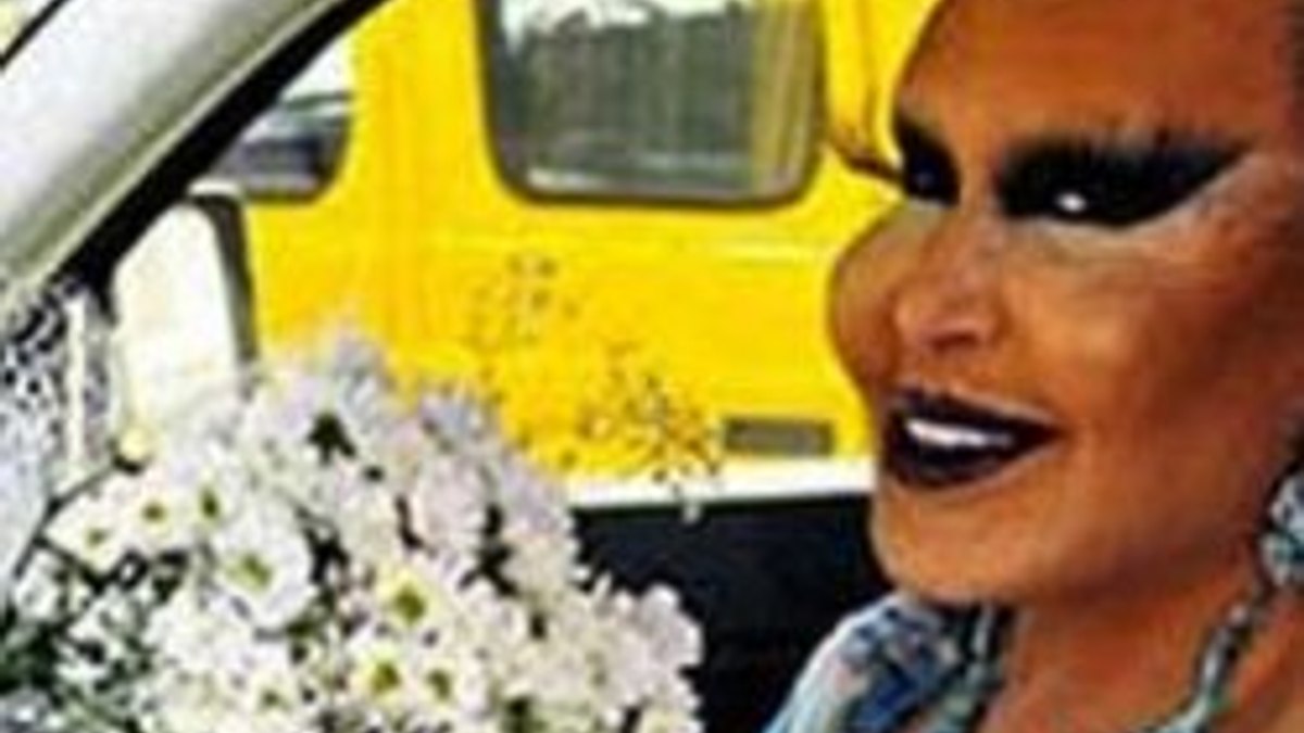 Bülent Ersoy gelinlik baktı