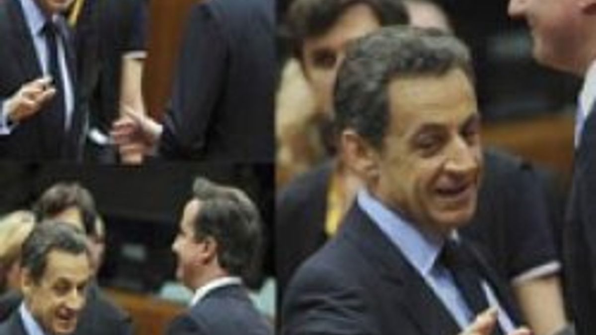 Sarkozy Cameron'ı kıvrak hareketiyle es geçti