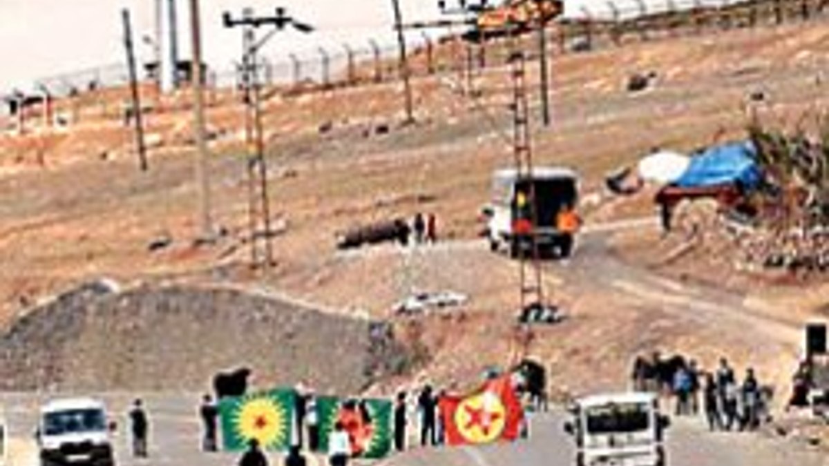 Tabur önünde Öcalan posteri