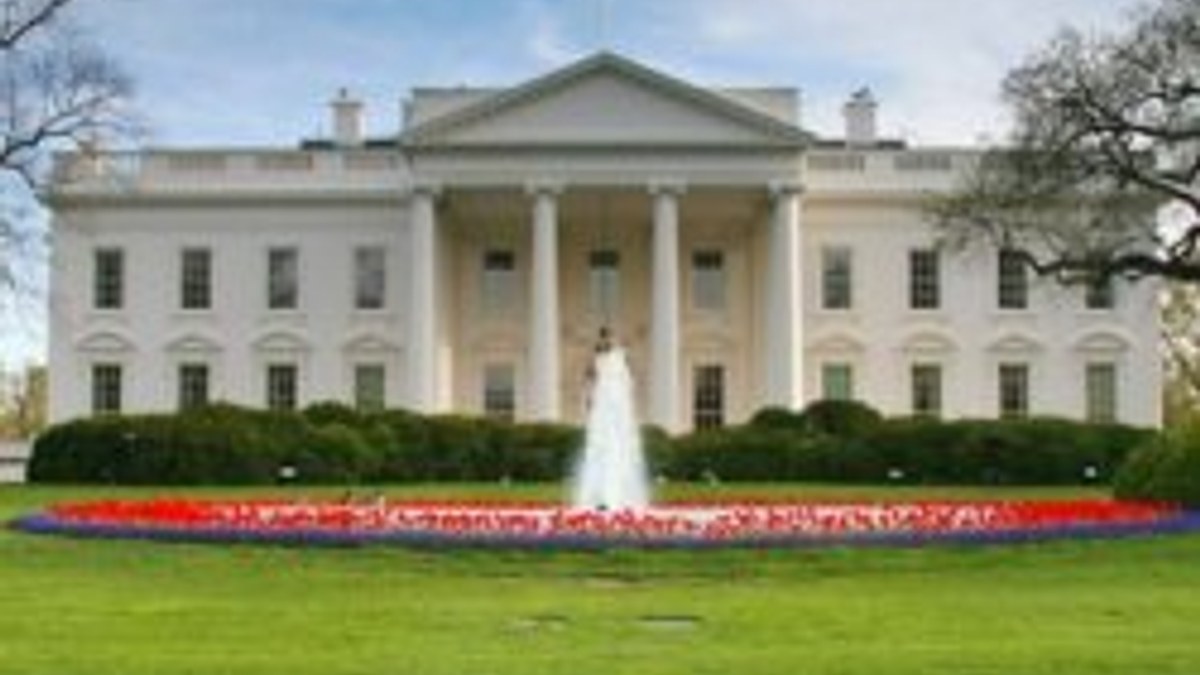 Beyaz Saray'a sis bombası atıldı