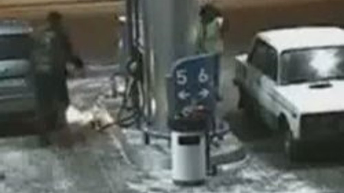 Benzin alırken kibrit yakan şoför - Video