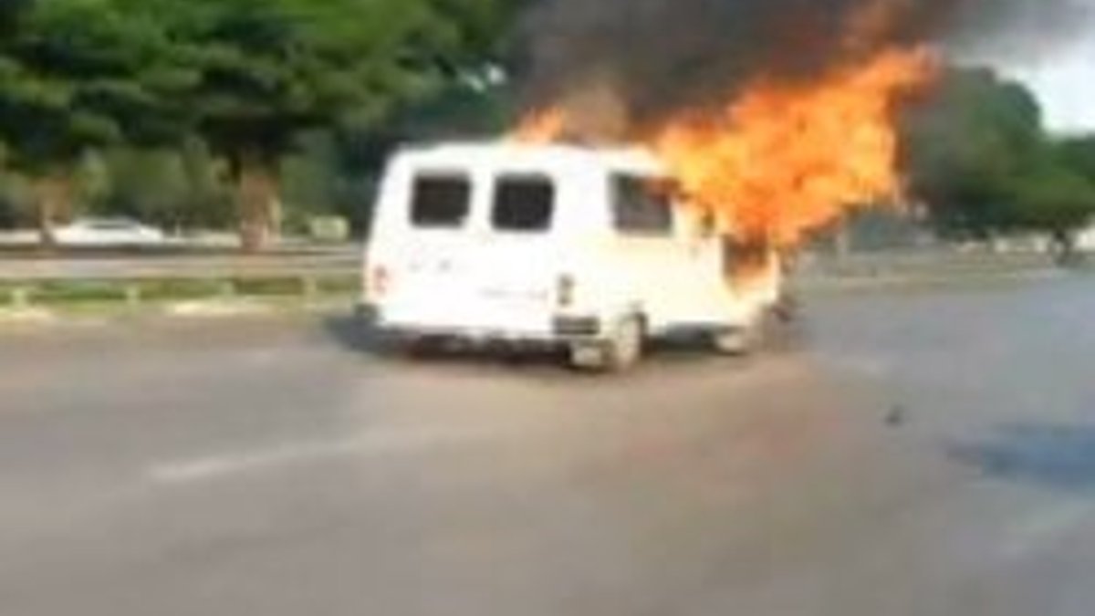 Bursalı servisçiler yol kesti minibüs yaktı