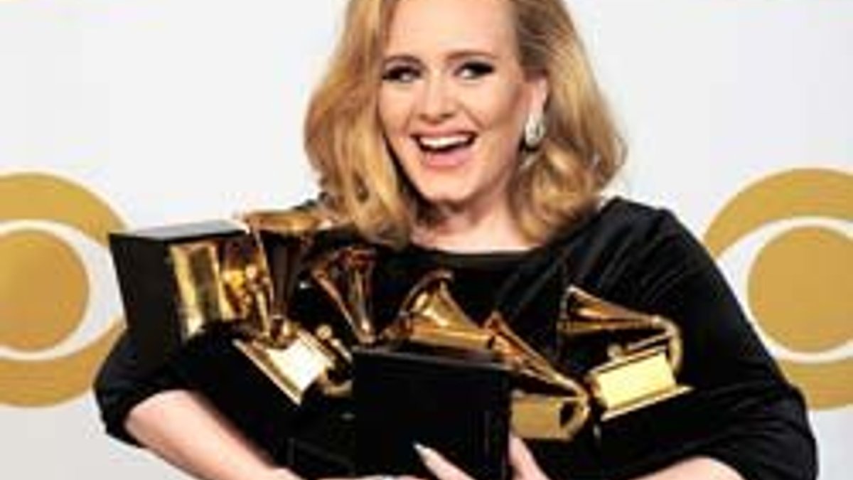 Grammy ödüllü şarkıcı Adele hamile