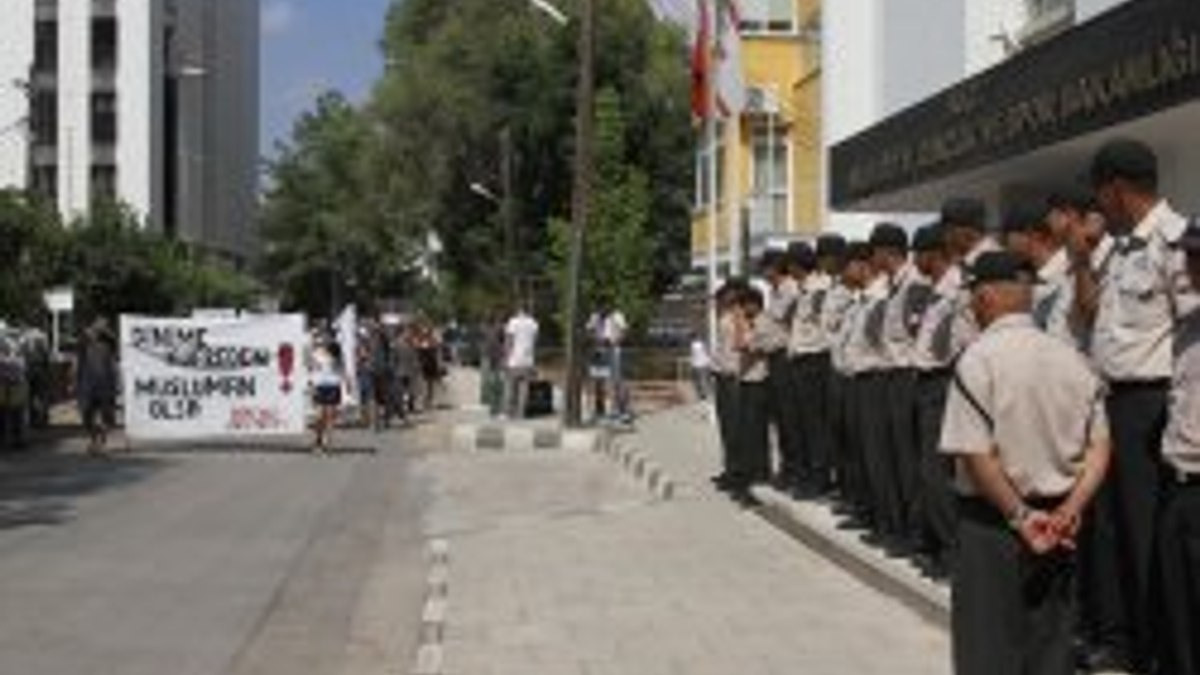 KKTC'de İlahiyat Koleji protestosu