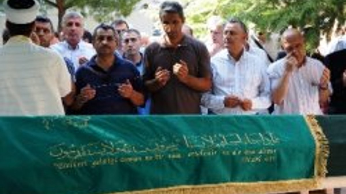 Nedim Şener annesini son yolculuğuna uğurladı