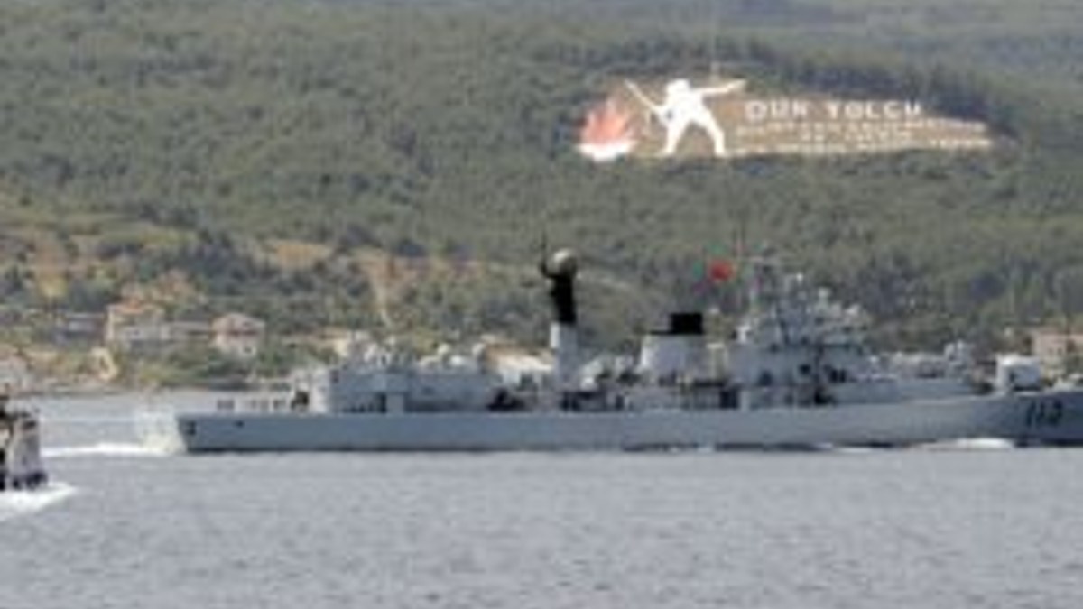 Çin savaş gemisi Çanakkale'yi geçti