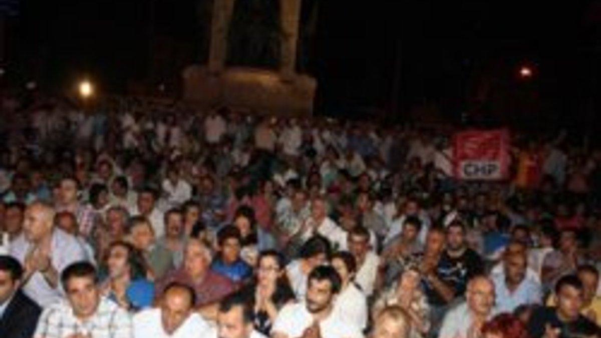 CHP Aygün için Taksim'de oturma eylemi yaptı
