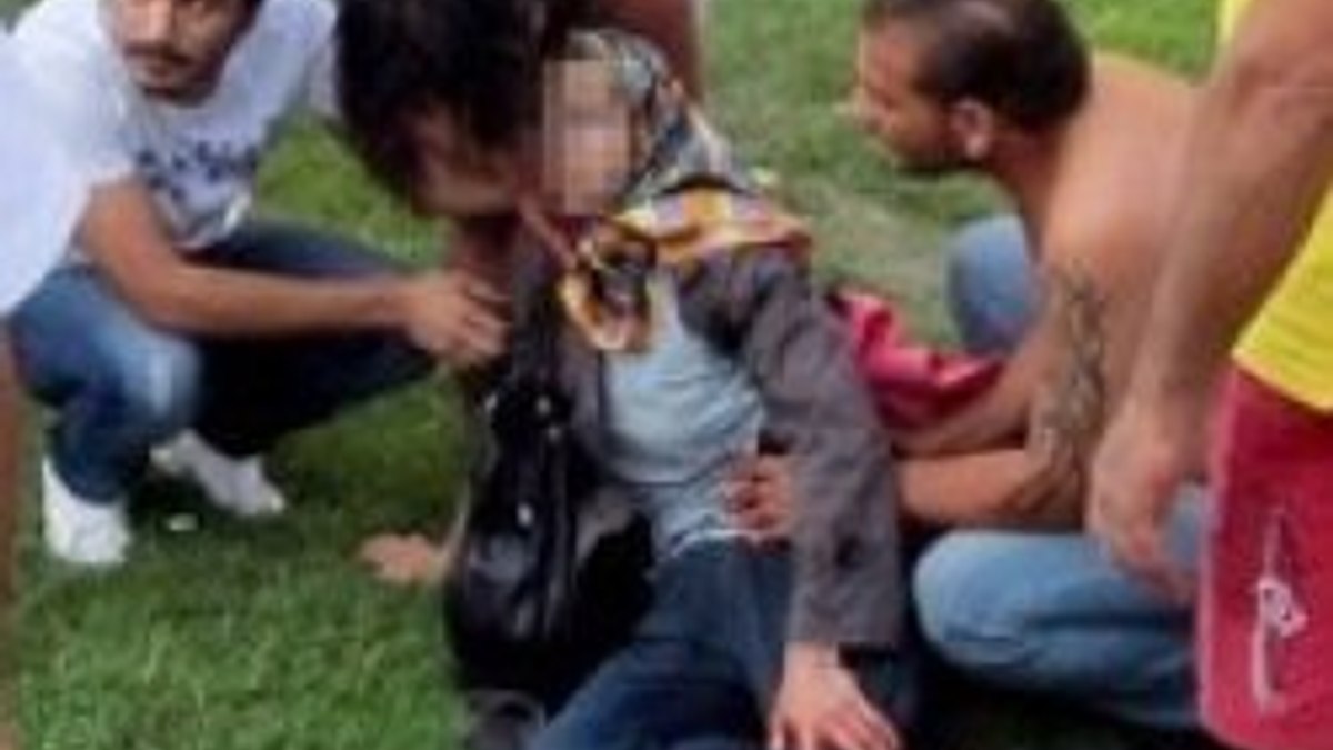 Boynundan tuttu bıçakladıkça bıçakladı
