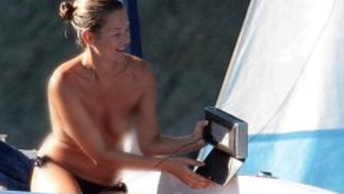Kate Moss yine üstsüz yakalandı