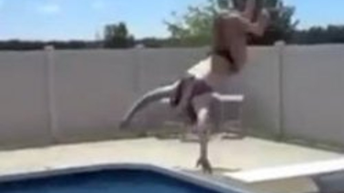 Bikinili kızların güldüren kazaları - Video