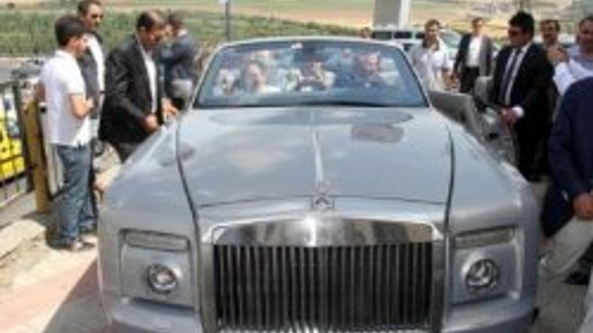 Ağaoğlu üstü açık arabasıyla Diyarbakır'da