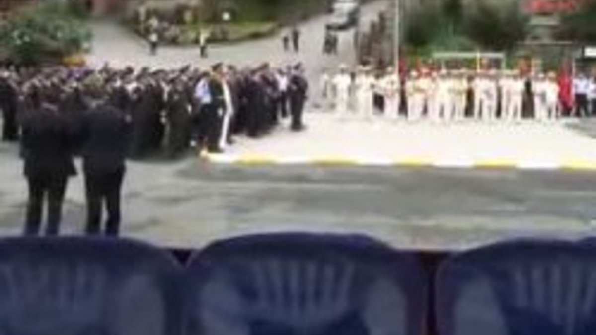 Rize Valisi 30 Ağustos törenini protokole ayakta izletti