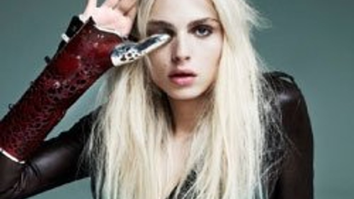 Kadın görünümlü erkek model Andrej Pejic podyuma çıktı