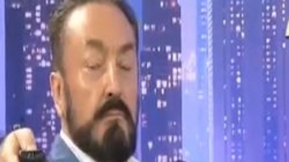 Adnan Oktar'dan Gangnam Style dansı