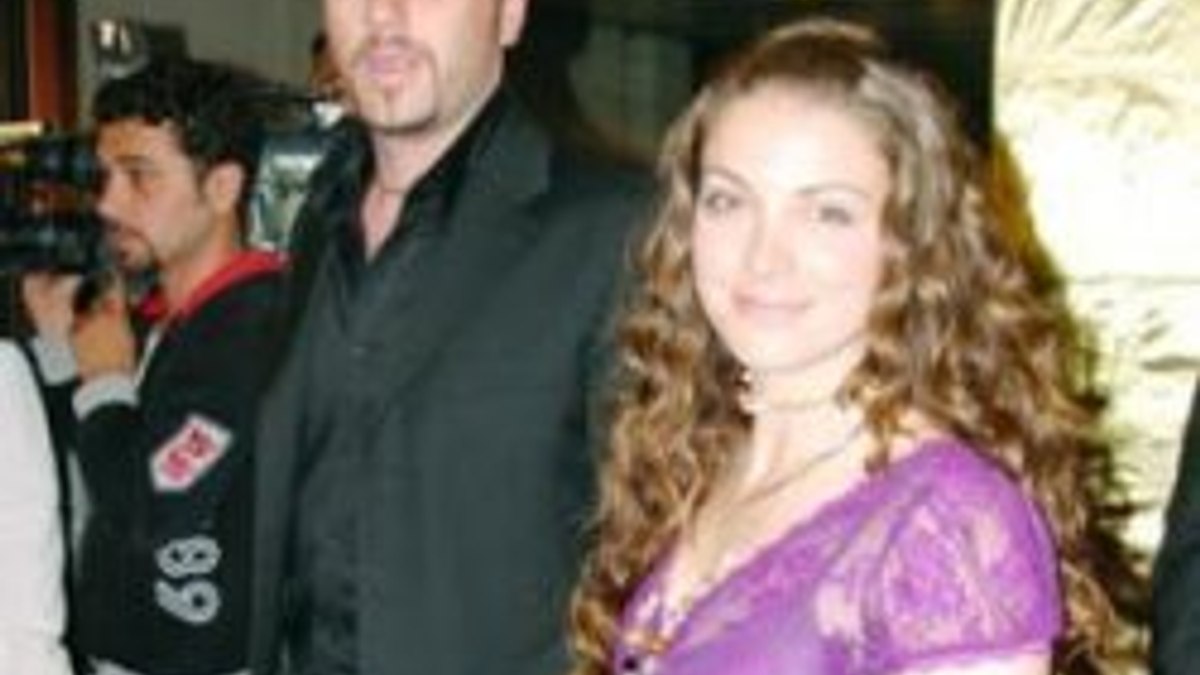 Özge Özberk gözyaşı içinde boşandı